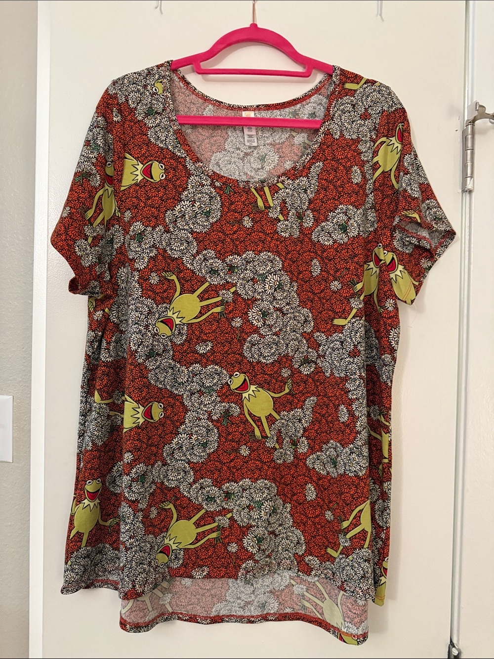 LuLaRoe Red Floral Kermit Print Short Sleeve Scoop Neck Top